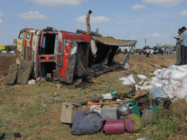 Truck mows down eight children in UP slum Truck mows down eight children in UP slum