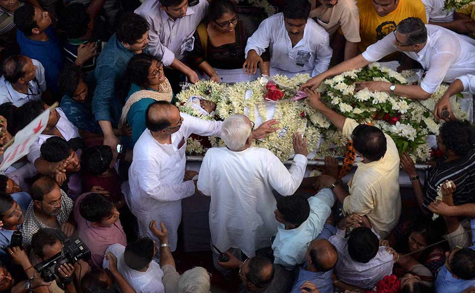 Former CM Buddhadeb, Thousands Attend SFI Leader's Funeral - Photos ...