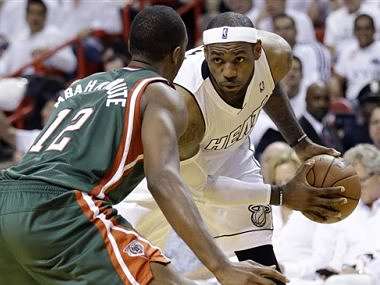 Knicks, Heat win to take playoff leads