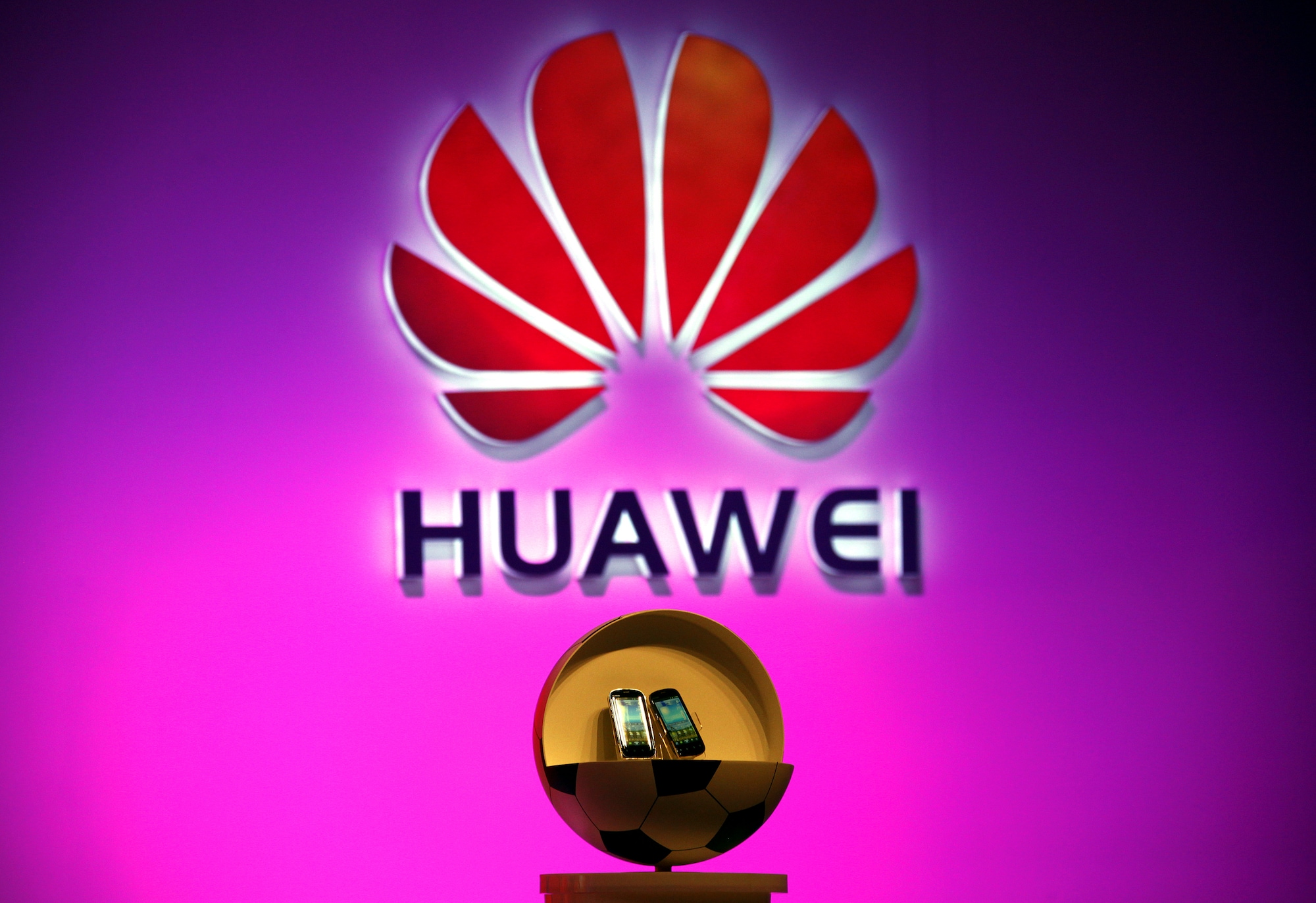 Huawei technologies. Хуавей надпись. Huawei би. Huawei Vision logo. Huawei va Apple.