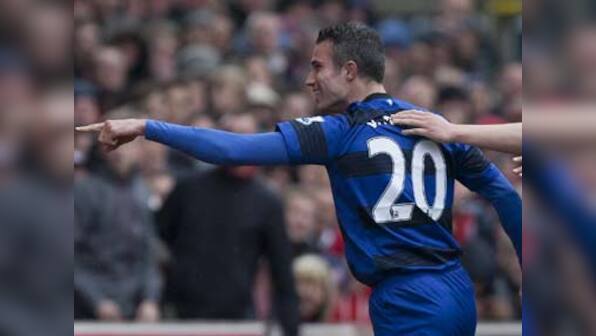 Van Persie back among goals as Man Utd surge towards title