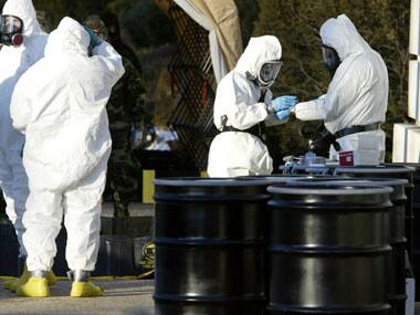 Officials dressed in protective suits prepare to enter Senate Office Building on Capitol Hill, to retreive mail that could be contaminated. Reuters