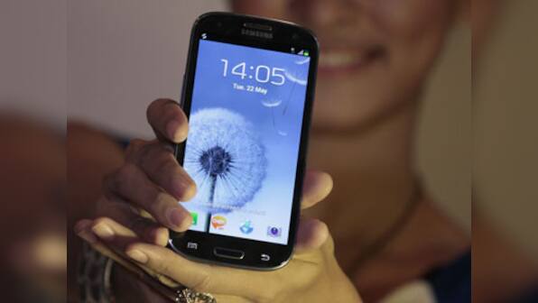 Smartphones overtake 'dumb' phones worldwide