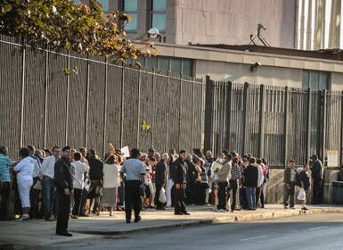 Cubans line up to apply for a US visa. AFP.