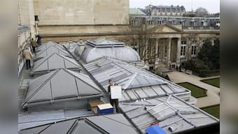 Rooftop beehives create buzz above French parliament