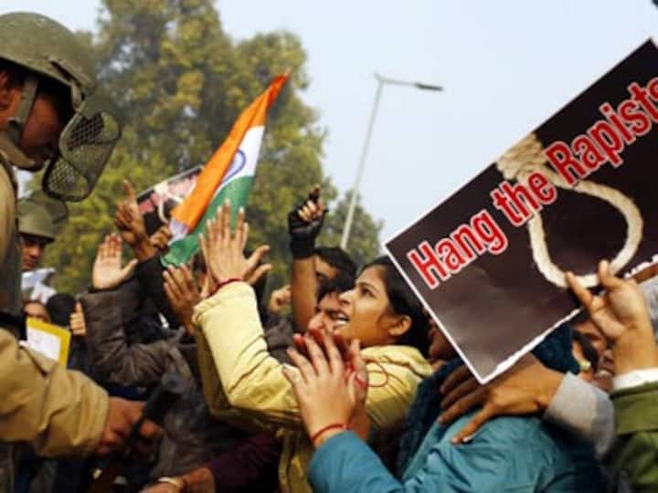 Child rape: Angry DU students shout anti-police slogans