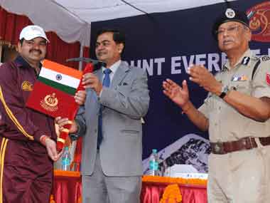 Union home secretary, RK Singh flagging off the Mt Everest Expedition by Sashastra Seema Bal in New Delhi on 02 April 2013. Image courtesy PIB