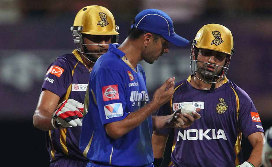 Dravid and Gambhir inspect the ball during the game. BCCI