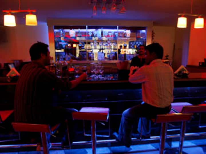 BJP woos young B'lore voters with promise of longer night life