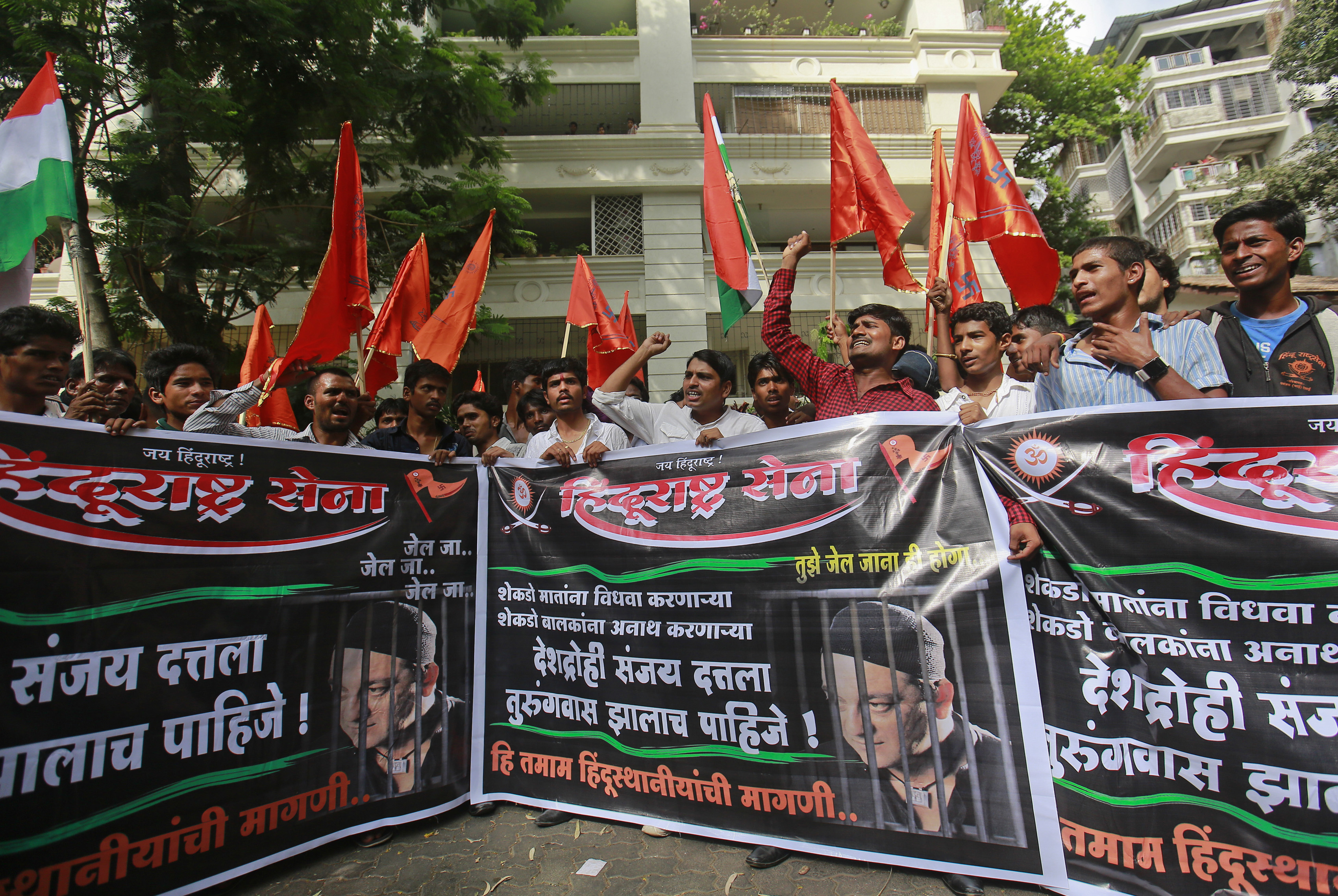 Security beefed up at Dutt's residence over threats to life Security beefed up at Dutt's residence over threats to life