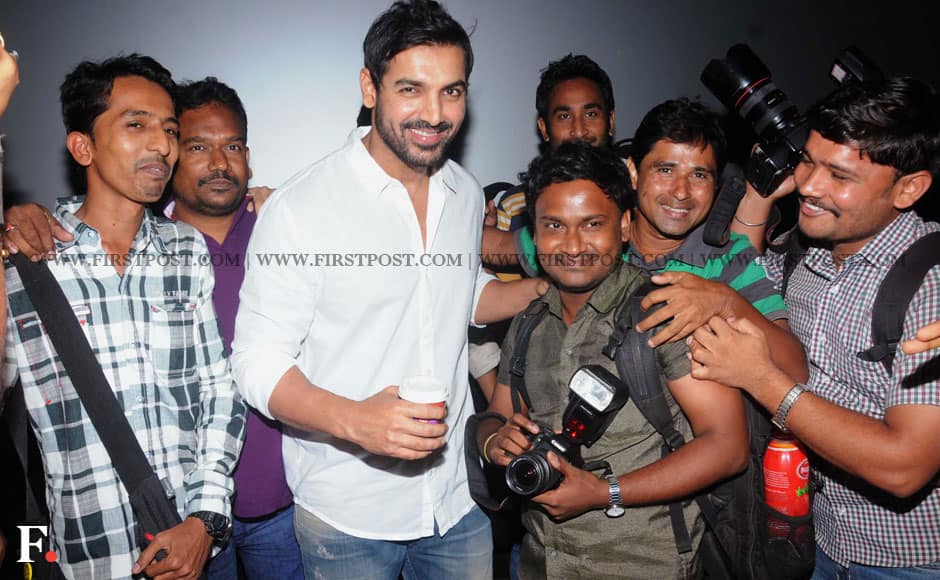 John-Abraham-with-Media-People-(2)
