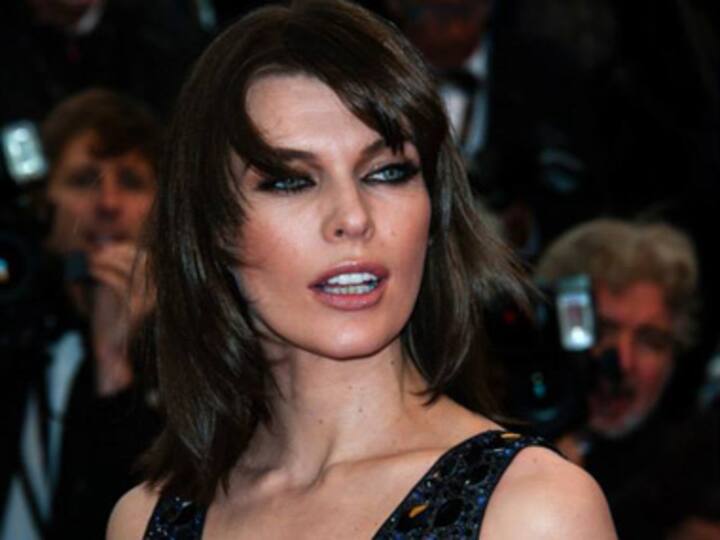 Milla Jovovich cheers up her hubby by sending her nude pics 