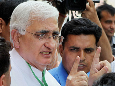 Khurshid arrives in Iran, to discuss bilateral trade Khurshid arrives in Iran, to discuss bilateral trade