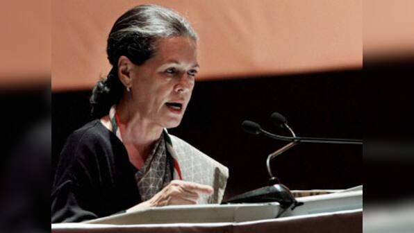 Sonia holds meet as Telangana issue returns to haunt Cong 