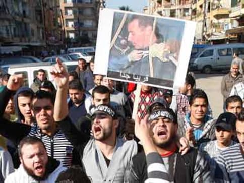 Syrian rebel fighter cuts soldier's heart out, 'bites' it Syrian rebel fighter cuts soldier's heart out, 'bites' it