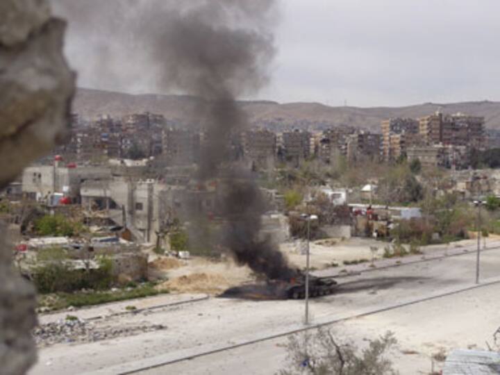 Syrian army bombards Qusair town, rebels plead for aid