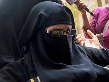 1993 Mumbai blasts: Zebunisa Kasi, Sharif Parkar surrender to TADA court 1993 Mumbai blasts: Zebunisa Kasi, Sharif Parkar surrender to TADA court