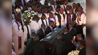 Nigeria's elite, whom Chinua Achebe shunned, sing praises for him