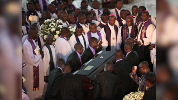 Nigeria's elite, whom Chinua Achebe shunned, sing praises for him