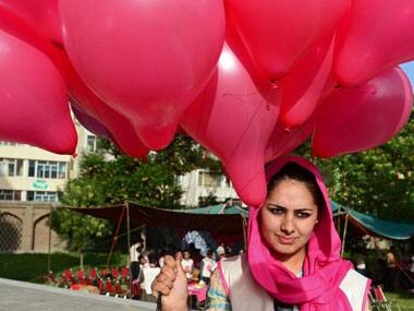 Afghan volunteer prepares ballons for 