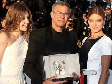French-Tunisian director Abdellatif Kechiche poses on May 26, 2013 with his Palme d'Or award flanked by French actresses Lea Seydoux (R) and Adele Exarchopoulos. AFP.