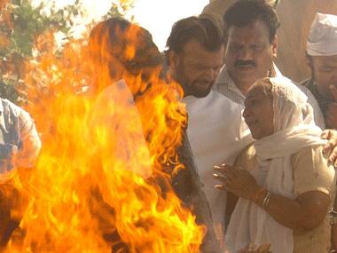 Sarabjit Singh's sister cries beside his funeral pyre. AFP.