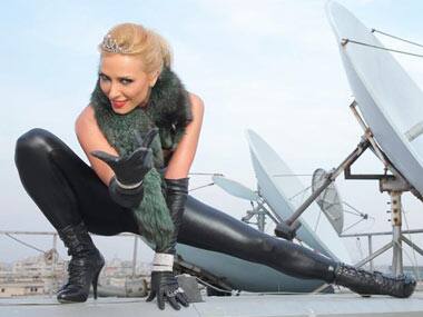 Is Iulia Vantur Salman Khan's new blonde arm candy? 