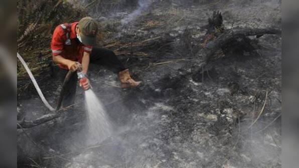 Indonesian fires worsen, Singapore smog sets record