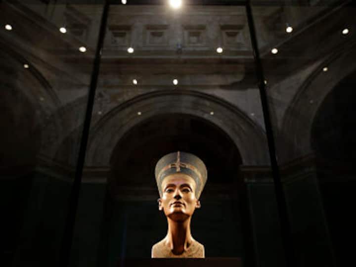 4,000-year-old Egyptian statue in UK museum moves on its own