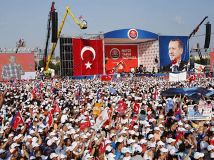 Thousands rally for Turkey's PM Recep Erdogan amid protests