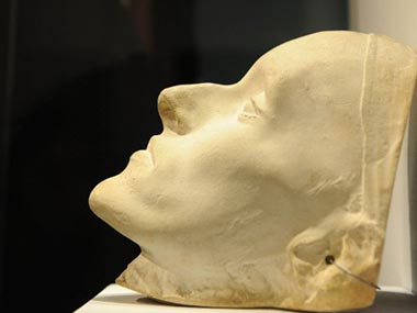 Napoleon's death mask fetches 170,000 pounds at auction Napoleon's death mask fetches 170,000 pounds at auction