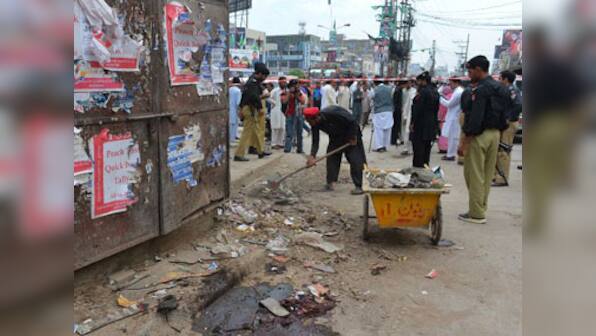 Bomb blast in south Pakistan kills 2
