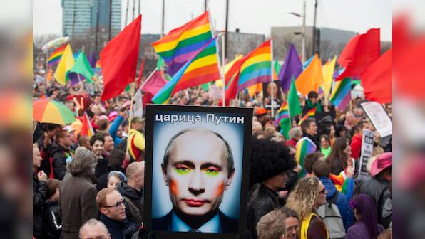 Russia detains gay activists at 'kissing protest'
