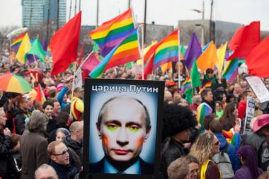 Russia detains gay activists at 'kissing protest'