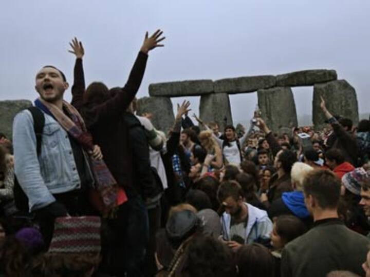 More than 20,000 gather at Stonehenge to mark summer solstice
