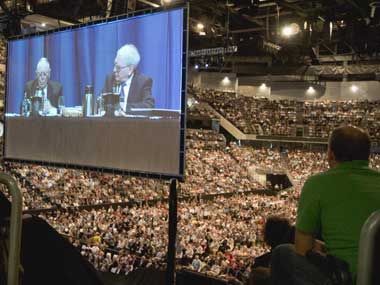 Slowdown hits the rich: Lunch with Warren Buffett is now a cheap date Slowdown hits the rich: Lunch with Warren Buffett is now a cheap date