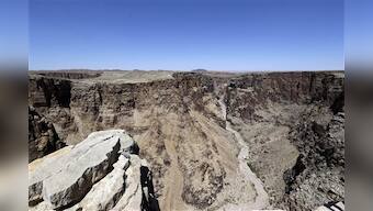 Man crosses Grand Canyon on a tightrope 