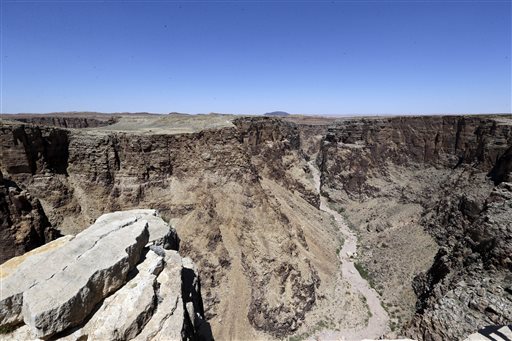 Man crosses Grand Canyon on a tightrope Man crosses Grand Canyon on a tightrope