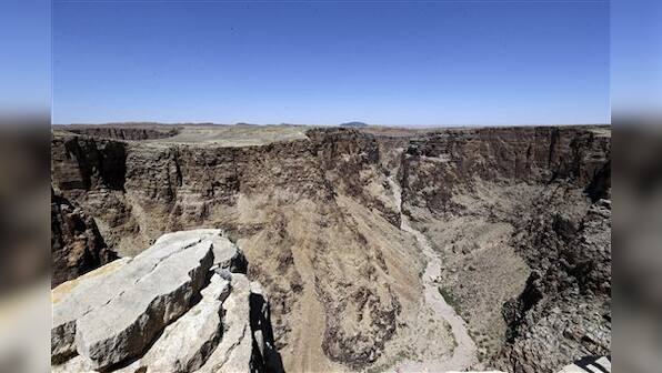 Man crosses Grand Canyon on a tightrope 