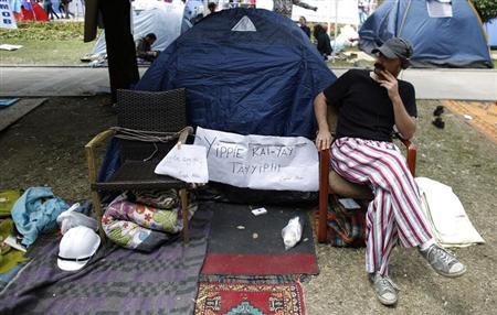 Istanbul protesters hunker down with yoga and books Istanbul protesters hunker down with yoga and books
