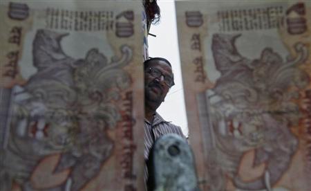 Rupee slide toward record low puts FM, RBI in tight spot Rupee slide toward record low puts FM, RBI in tight spot