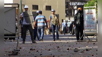 Obama tells Egyptians to talk, not fight