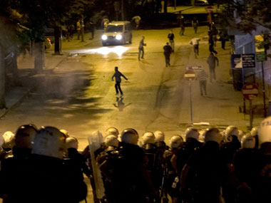 Riot police occupy Istanbul's Taskin Square, push back protesters Riot police occupy Istanbul's Taskin Square, push back protesters