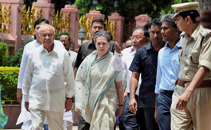 Photos: Sonia Gandhi, Sushilkumar Shinde visit Mahabodhi temple 