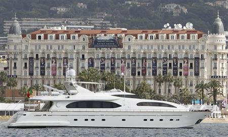Armed robber steals jewels worth millions in Cannes heist Armed robber steals jewels worth millions in Cannes heist