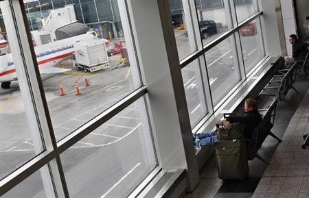 Plane lands without front landing gear at New York's LaGuardia Airport Plane lands without front landing gear at New York's LaGuardia Airport