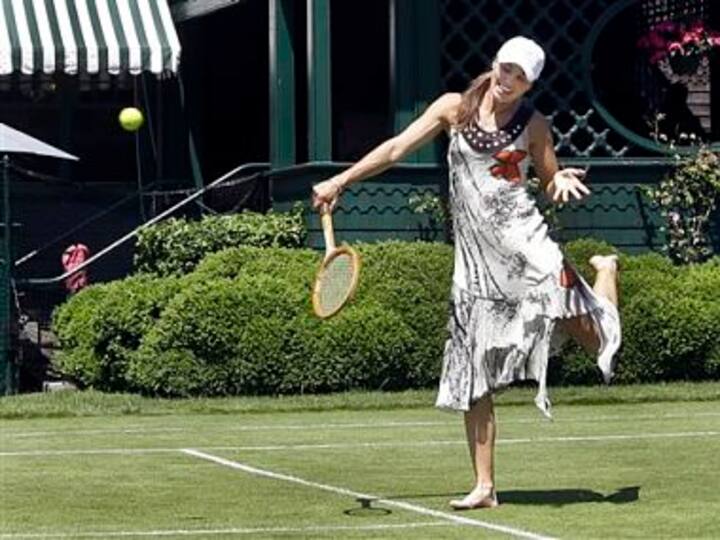 Hall of Famer Hingis ends retirement to play doubles