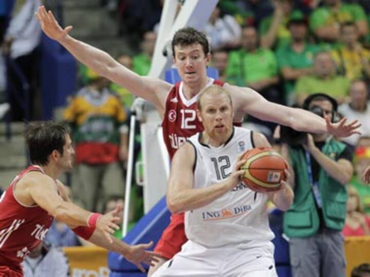 NBA: Lakers snap up Kaman to replace Howard