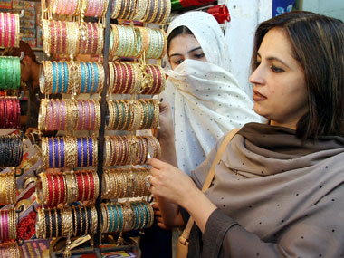 Pakistani clerics ban women from shopping alone in northwest area Pakistani clerics ban women from shopping alone in northwest area