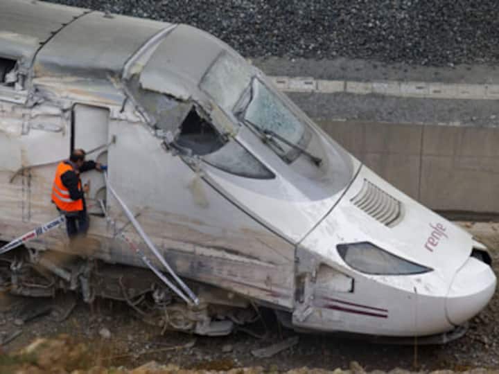 Spain train accident: Driver was on phone, say investigators